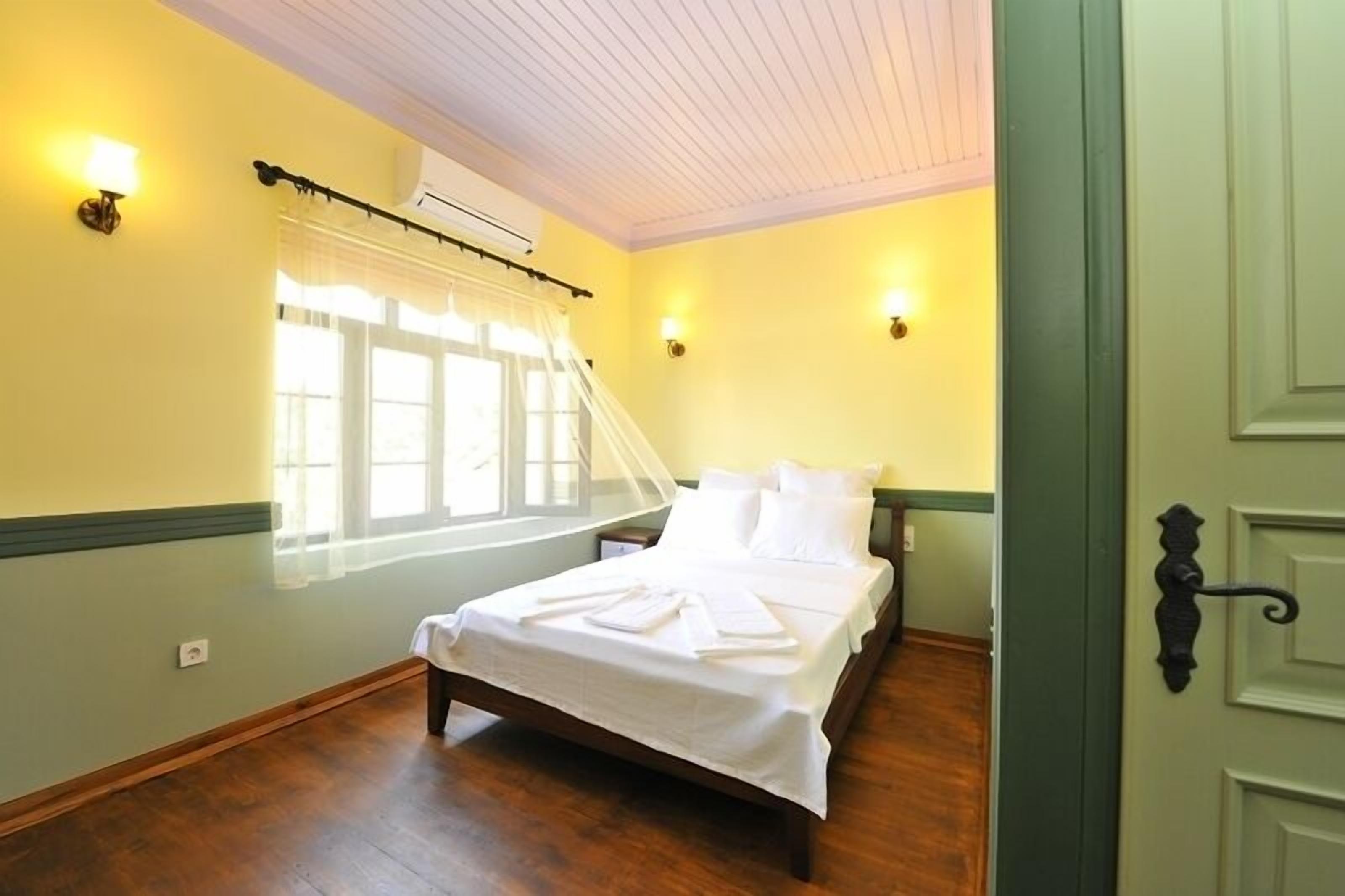 superior double room, 1 double bed | in-room safe, blackout curtains, free wifi, bed sheets