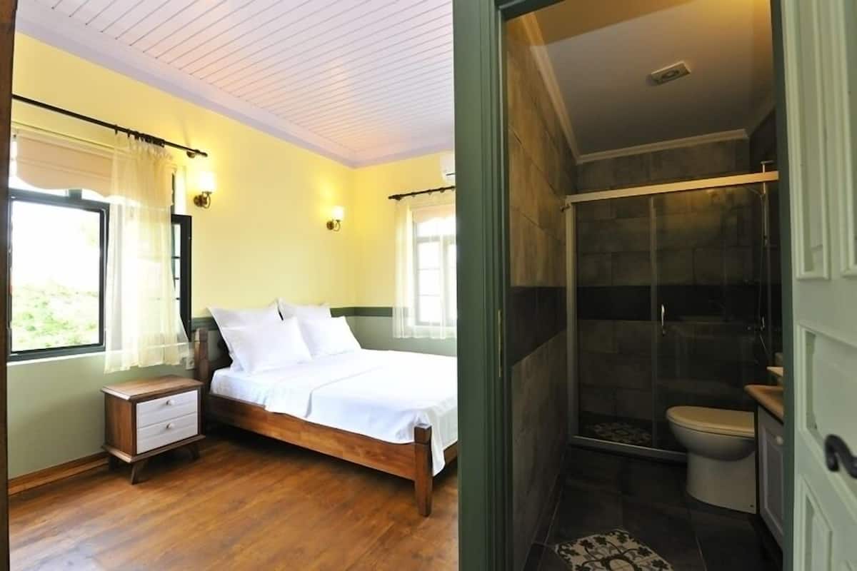 superior double room, 1 double bed | in-room safe, blackout curtains, free wifi, bed sheets