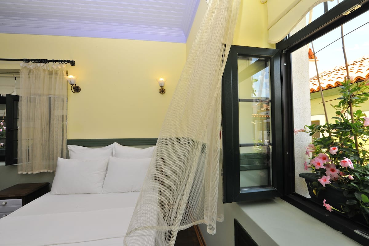 standard double room, 1 double bed | in-room safe, blackout curtains, free wifi, bed sheets