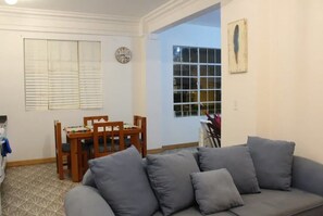 Appartement Ville, plusieurs lits | Coin séjour