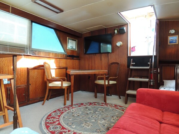 Captain's cabin | Living room | 40-inch LCD TV with cable channels, TV