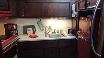 Captain's cabin | Private kitchen | Fridge, microwave, oven, stovetop
