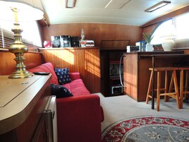 Captain's cabin | Living room | 40-inch LCD TV with cable channels, TV