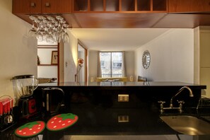 標準公寓, 1 張標準雙人床及 1 張梳化床 | 私人廚房 | 雪櫃、微波爐、焗爐、廚房用具/餐具/器皿