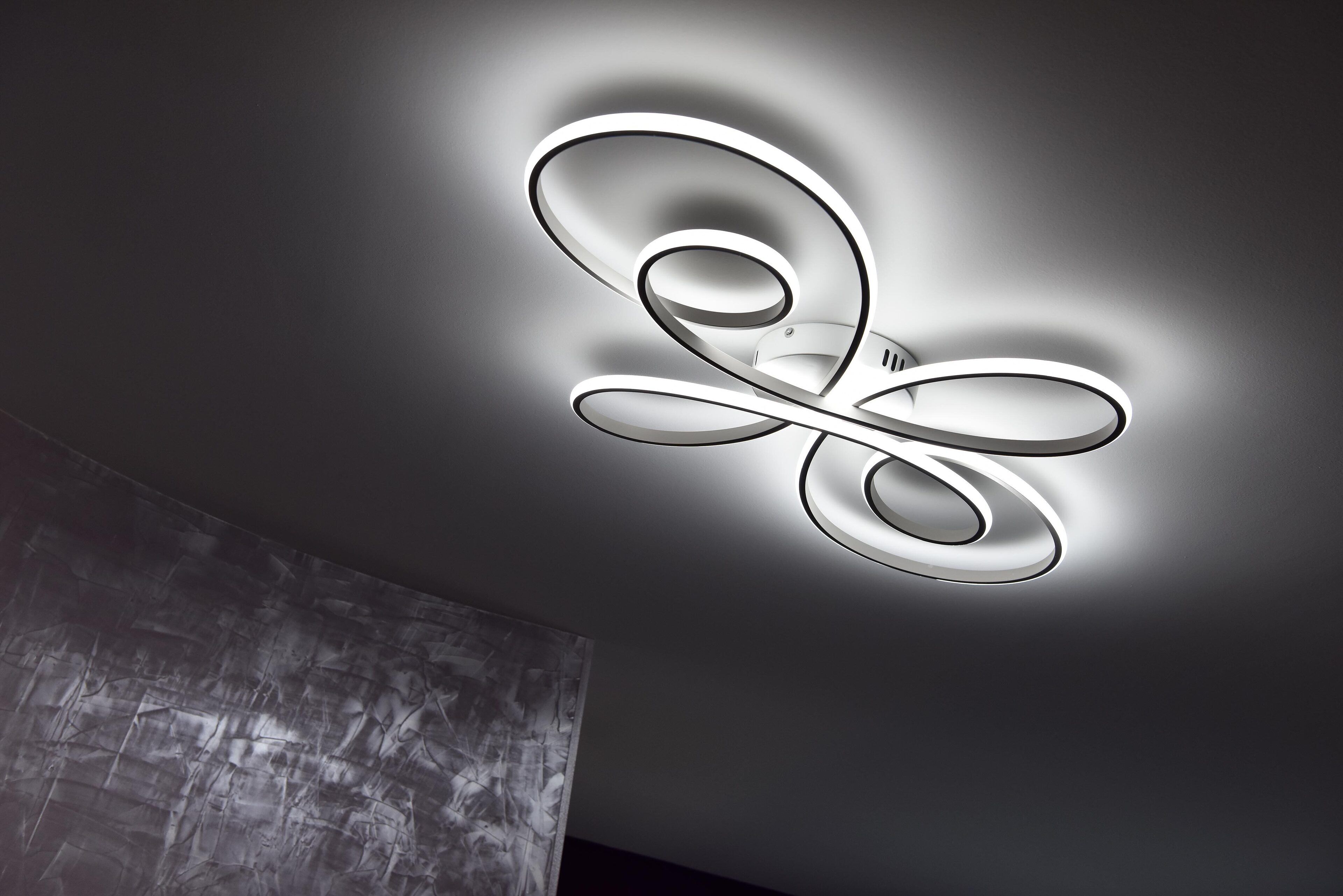 Una lampada a soffitto moderna con un design unico e astratto.