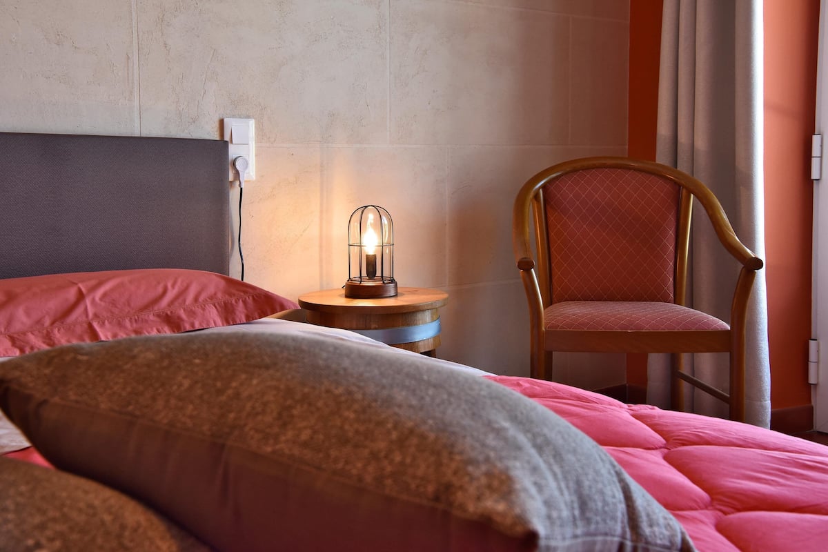 Comfort Double Room, 1 Katil Raja (King), Accessible, Non Smoking | 1 bilik tidur, peralatan tempat tidur premium, dihias secara berasingan
