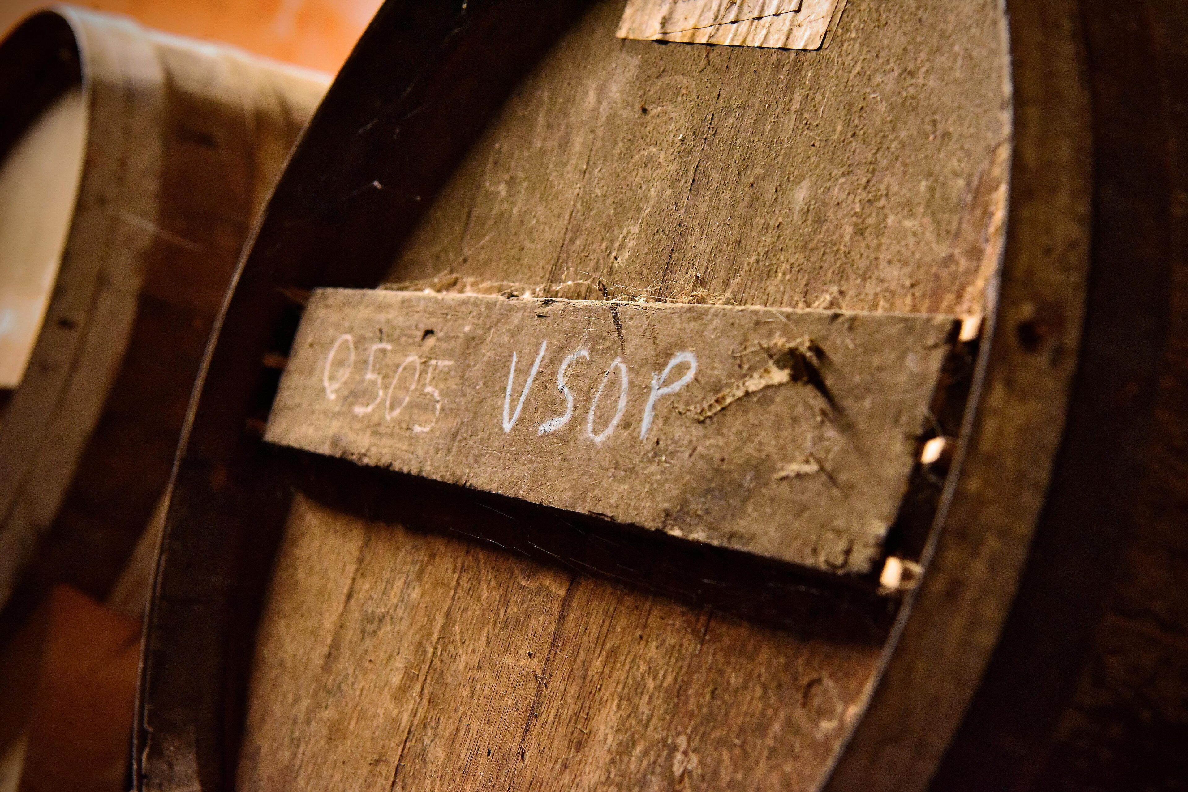 Un primo piano di una superficie in legno con un'etichetta che riporta la scritta '0505 USOP'.