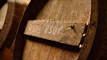Un primo piano di una superficie in legno con un'etichetta che riporta la scritta '0505 USOP'.
