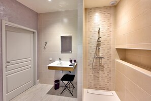 Habitación romántica | Baño | Regadera, regadera con hidromasaje, amenidades de baño ecológicas 