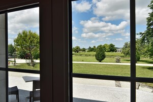 Chambre Confort avec lits jumeaux, accessible aux personnes à mobilité réduite, non-fumeurs | Vue de la chambre