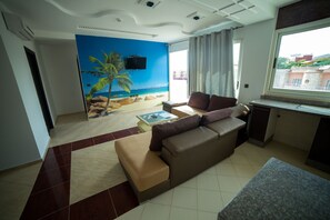 Apartemen Premium, 1 kamar tidur | Area keluarga | Televisi plasma 32-inci dengan saluran TV satelit dan TV