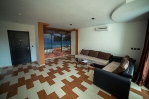 Appartement Premium, 1 chambre | Coin séjour | Télévision à écran plasma de 32 pouces avec chaînes par satellite