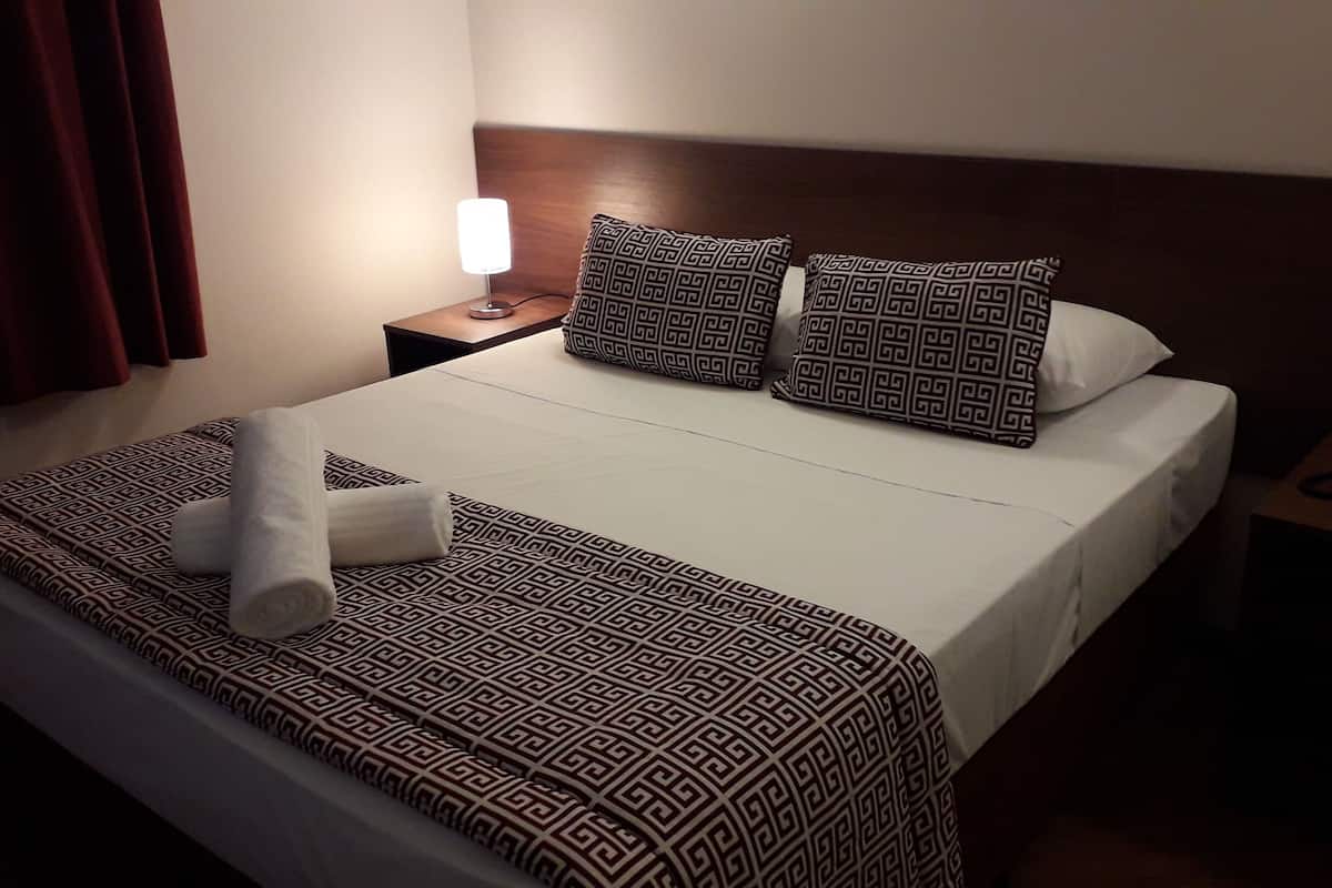 Doppia Deluxe, 1 letto queen, accessibile ai disabili, non fumatori | Una scrivania, tende oscuranti, insonorizzazione, ferro/asse da stiro