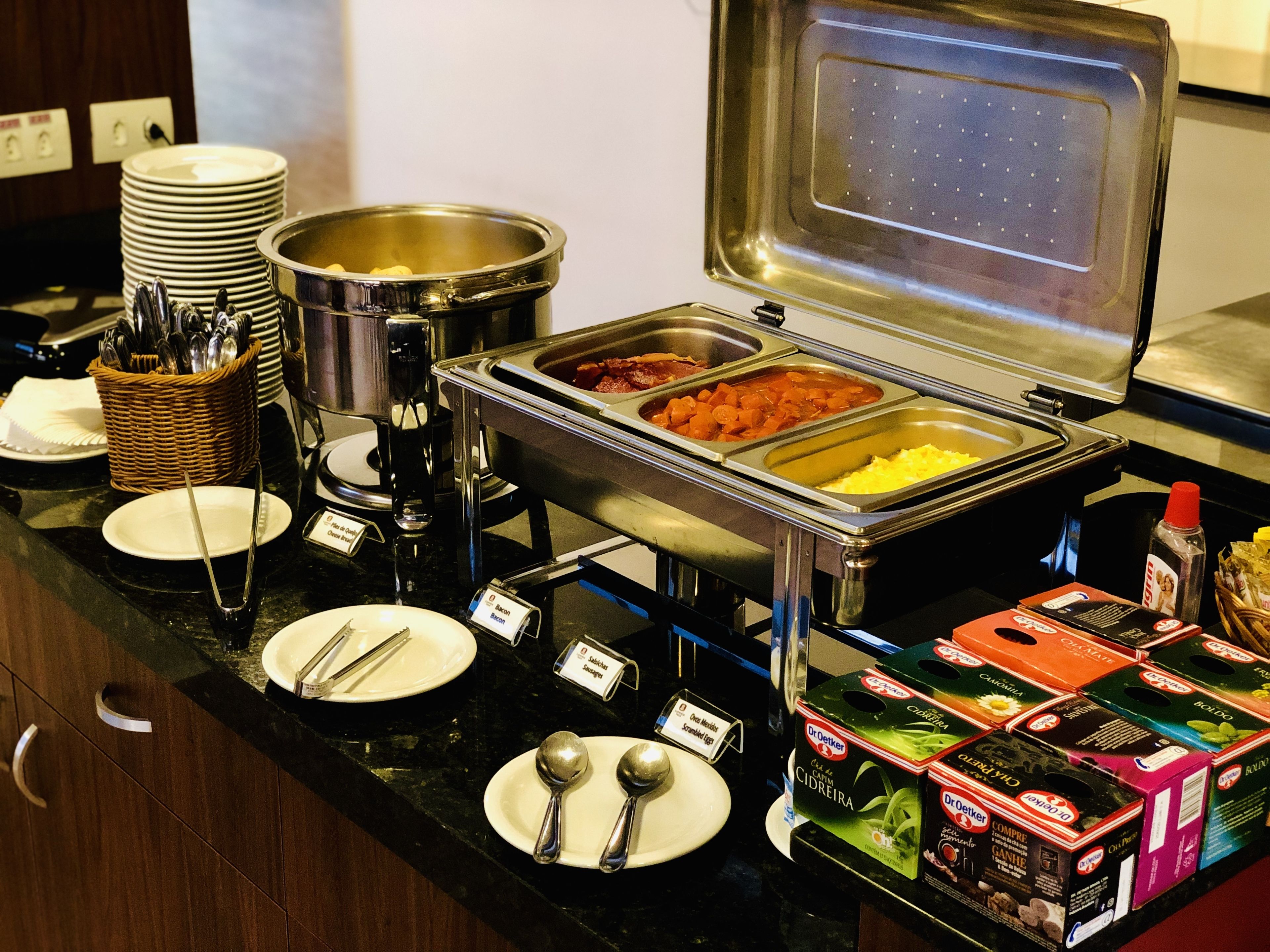 Una mesa de buffet con distintos alimentos y acompañamientos.