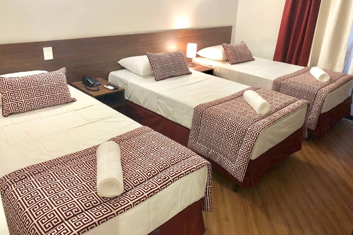 Tripla Deluxe, 3 letti singoli, non fumatori | Una scrivania, tende oscuranti, insonorizzazione, ferro/asse da stiro