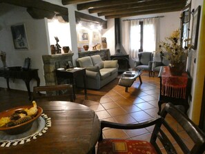 Departamento, 2 habitaciones, Terraza | Escritorio, tabla de planchar con plancha, cunas y camas extra 