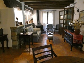 Departamento, 2 habitaciones, Terraza | Área de sala de estar | Televisión de pantalla plana 