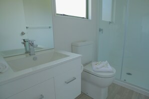 Standard Cabin, Beachfront | Bilik Mandi | Pancuran mandi, kelengkapan dandanan diri percuma, tuala disediakan 