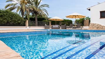 Piscine extérieure, chaises longues