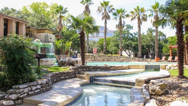 Outdoor pool - Skyline Apartment (Austin)