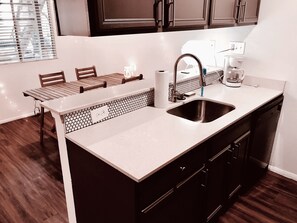 Frigorifero, microonde, forno, piano cottura