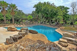 Outdoor pool - Skyline Apartment (Austin)
