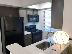 Basic Apartment, 2 Bedrooms, Non Smoking, Patio | Private kitchen | Fridge, microwave, oven, stovetop - Skyline Apartment (Austin)