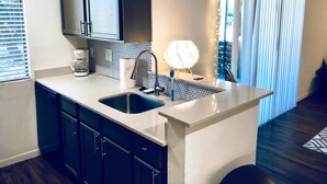 Basic Apartment, 2 Bedrooms, Non Smoking, Patio | Private kitchen | Fridge, microwave, oven, stovetop - Skyline Apartment (Austin)