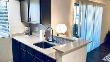 Basic Apartment, 2 Bedrooms, Non Smoking, Patio | Private kitchen | Fridge, microwave, oven, stovetop