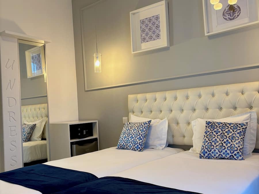 Caja de seguridad en la habitación, escritorio y cortinas blackout