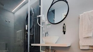 Twin Room | Bathroom | Shower, towels, soap, shampoo - Lisbon City Inn Hotel by City Hotels (Lisbon)