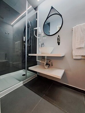 Zweibettzimmer | Badezimmer | Dusche, Handtücher, Seife, Shampoo