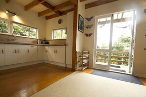 Chalet | Private kitchen | Fridge, microwave, oven, stovetop - Fern Lodge (Coromandel)