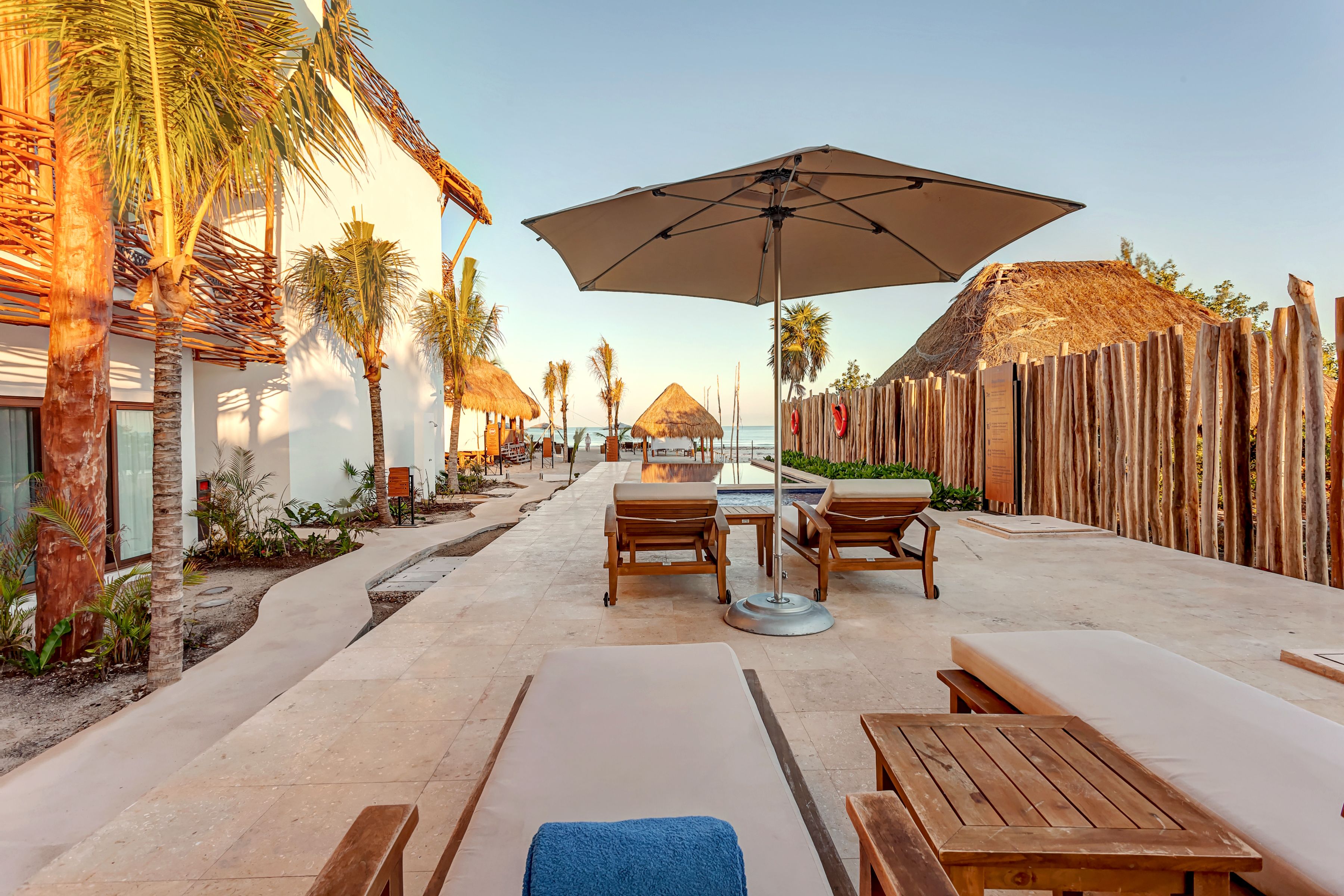 Piscine extérieure, parasols de plage, chaises longues