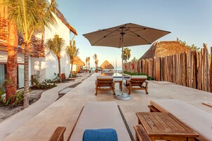 Outdoor pool, pool umbrellas, sun loungers