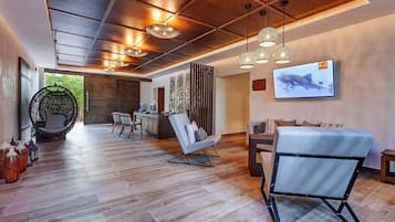 2 bars/lounges, poolside bar