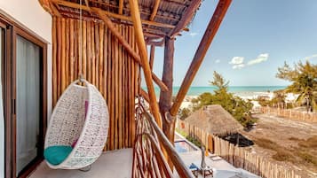 Deluxe Junior Suite Loft Ocean View | Minibar, una cassaforte in camera, tende oscuranti, ferro/asse da stiro