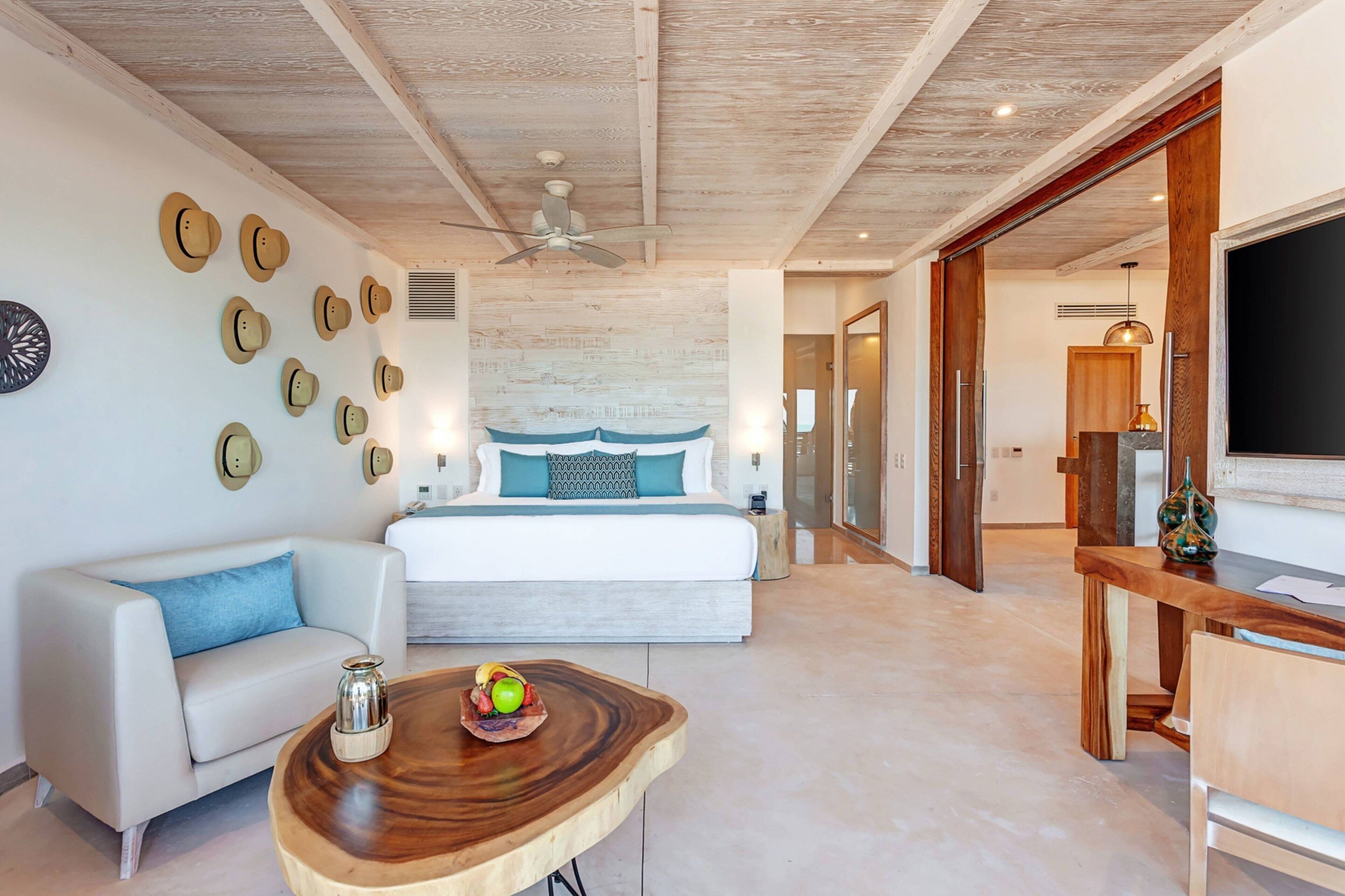 Presidential Ocean Front One Bedroom Suite | Een minibar, een kluis op de kamer, verduisterende gordijnen