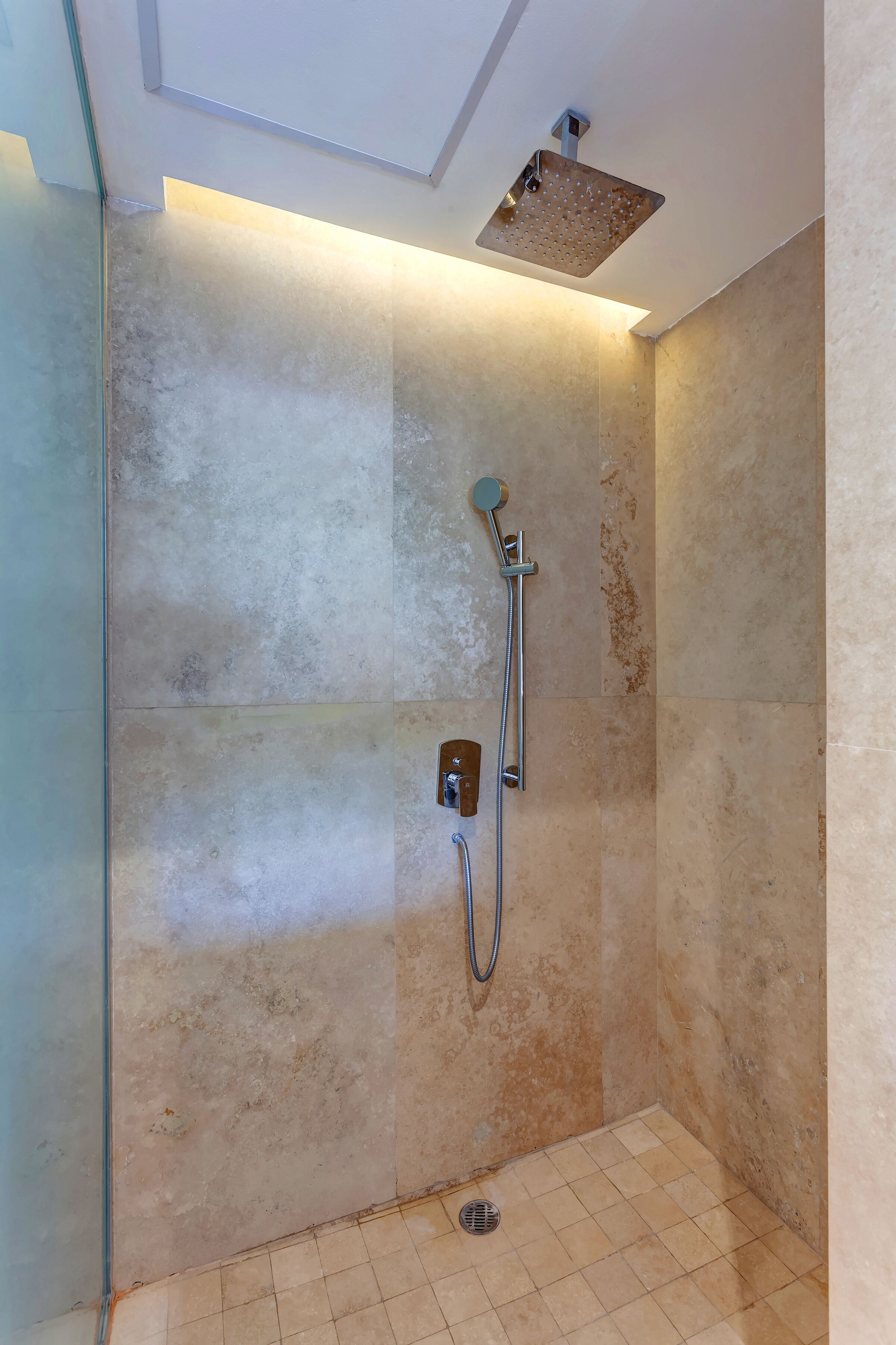 deluxe junior suite swim out | minibar, in-room safe, blackout curtains, iron/ironing board