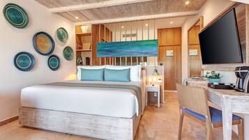 Un dormitorio con una cama, un escritorio y un televisor. Hay platos decorativos en la pared.