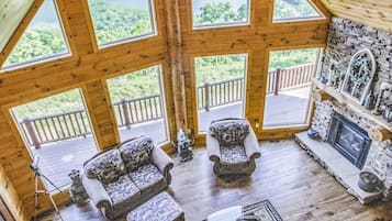 TV connectée, cheminée, lecteur de DVD, chaßne hi-fi