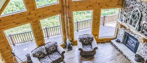 TV connectée, cheminée, lecteur de DVD, chaîne hi-fi