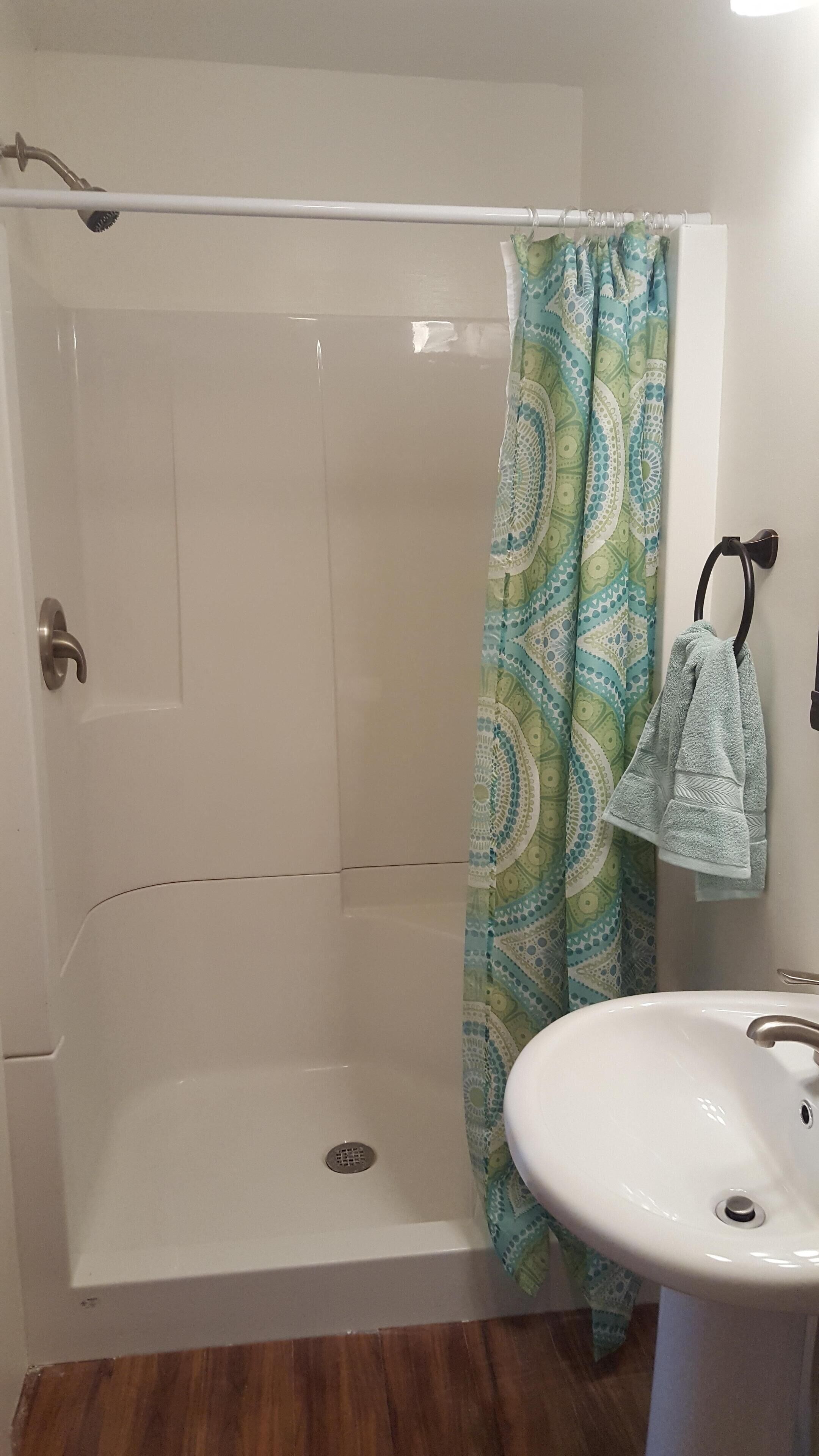 Chuveiro, secador de cabelo, toalhas de banho, sabonete