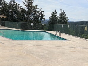 Outdoor pool - The Yosemite falls are flowing and the lake is full, come and enjoy. (Groveland)