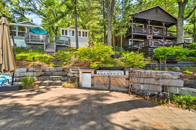 NUEVO Waterfront Lake Cabin w / Boat Dock & Fire Pit!
