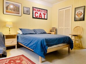 3 bedrooms, desk, iron/ironing board, travel cot