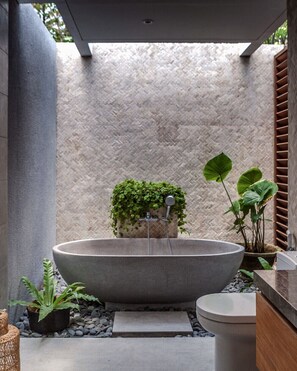 Badewanne, Regendusche, Haartrockner, Handtücher