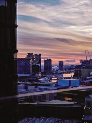 A cityscape with modern buildings and a river. - Premier Stays Melbourne (Southbank)