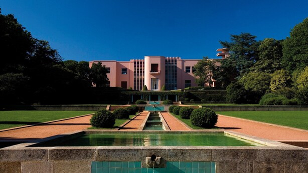 A large building with a symmetrical facade, a central courtyard with a pool, and well-maintained gardens. - ★Romantic - Casa Bela ★ Apartment with private terrace and shared garden (Porto)