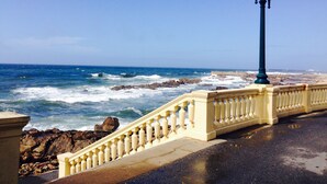 A coastal walkway with a railing and a street lamp. - ★Romantic - Casa Bela ★ Apartment with private terrace and shared garden (Porto)